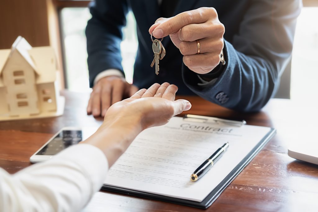 How a Persian Real Estate Agent in Encino Can Help You Navigate the Market